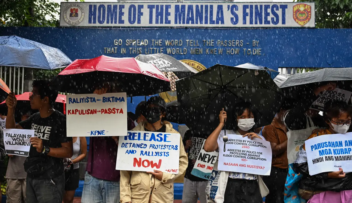 Dalam aksinya, pengunjuk rasa menuntut pembebasan individu yang ditangkap sehari setelah demonstrasi anti-korupsi. (Jam STA ROSA/AFP)