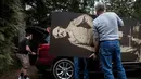 Pengunjung membawa koleksi lukisan yang beli dari Museum Hall of Presidents di Gettysburg, Pennsylvania, Sabtu (14/1). Museum yang tutup pada November lalu tersebut menjual hampir seluruh koleksi mereka. (AP Photo/ SEAN SIMMERS)