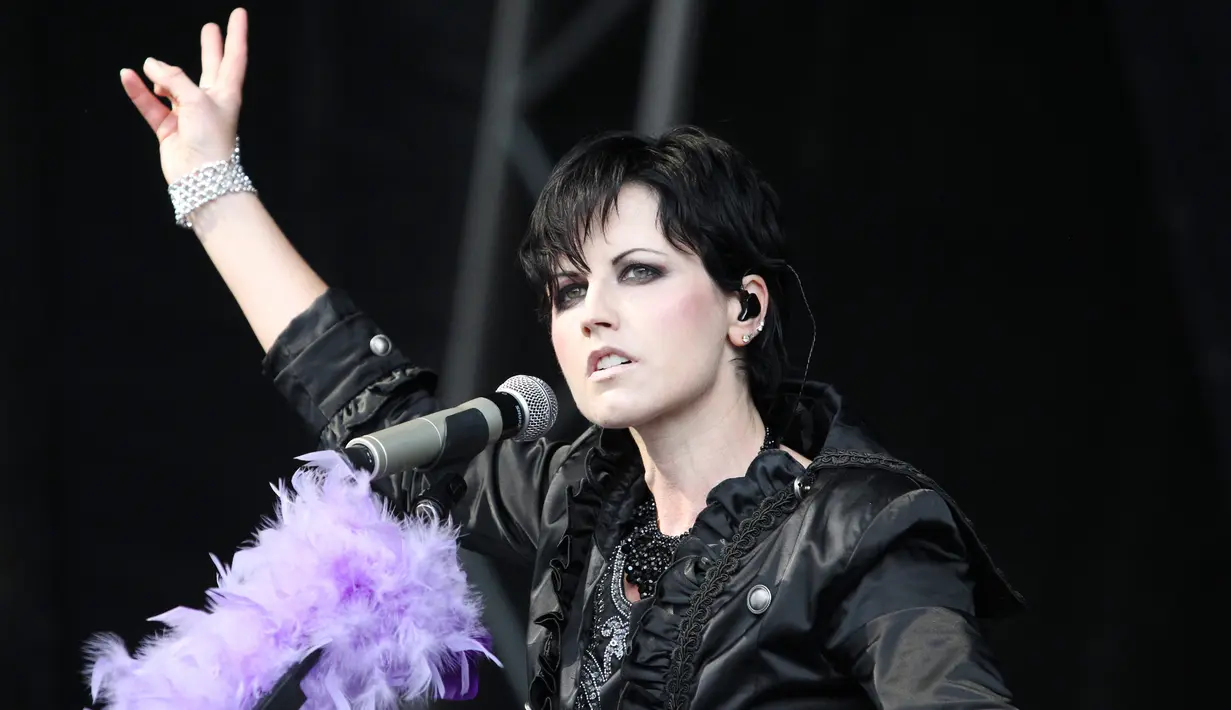 Vokalis The Cranberries, Dolores O’Riordan memeriahkan panggung Feis Festival di London pada 18 Juni 2011. Tahun 2015, Dolores O’Riordan mengaku menderita bipolar dan berjuang melawan depresi sepanjang berkarier di dunia musik. (OLIVIA HARRIS/AFP)