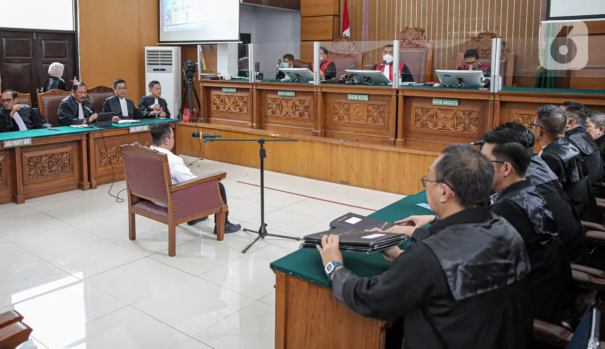 Terdakwa kasus pembunuhan Brigadir Nopriansyah Yosua Hutabarat atau Brigadir J, Kuat Ma'ruf menjalani sidang lanjutan di Pengadilan Negeri Jakarta Selatan, Jakarta, Rabu (26/10/2022). Dalam sidang tersebut hakim menolak eksepsi Kuat Ma'ruf. (Liputan6.com/Faizal Fanani)