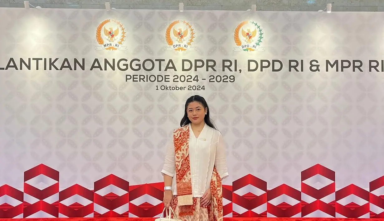Senada dengan Puan, putrinya, Pinka juga mengenakan kebaya putih yang dipadukan dengan selendang batik warna merah. [@dhaprani].