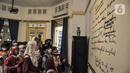 Pengunjung melihat koleksi saat berwisata sejarah di Museum Perumusan Naskah Proklamasi, Menteng, Jakarta Pusat, Selasa (16/8/2022). Menjelang perayaan HUT Kemerdekaan RI, rumah bersejarah yang menjadi saksi bisu terciptanya naskah Proklamasi itu ramai dikunjungi, baik anak-anak maupun orang dewasa untuk lebih dekat tentang perjalanan lahirnya Indonesia. (merdeka.com/qbal S Nugroho)