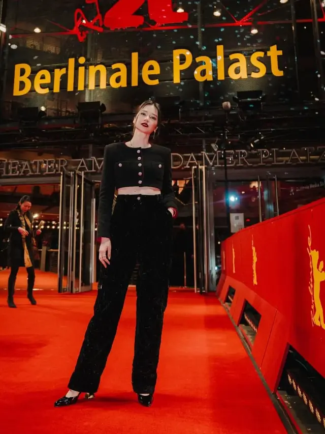 7 Potret Laura Basuki di Berlin, Raih Penghargaan di Berlinale Film Festival 2022
