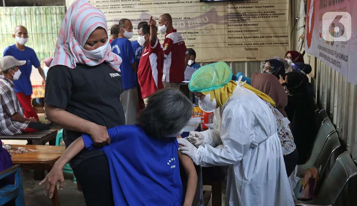 Petugas medis menyuntikan vaksin COVID-19 kepada pasien ODGJ di Bekasi, Jawa Barat, Rabu (4/8/2021). Sebanyak 70 pasien ODGJ mengikuti kegiatan vaksinasi merdeka guna mencegah penyebaran wabah COVID-19. (Liputan6.com/Herman Zakharia)