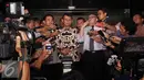 Gatot Pujo Nugroho didampingi pengacaranya, Razman Arief Nasution menjawab pertanyaan wartawan usai diperiksa KPK selama 11 jam, Jakarta, Rabu (22/7/2015). Gatot diperiksa sebagai saksi kasus dugaan suap hakim PTUN Medan. (Liputan6.com/Helmi Afandi)