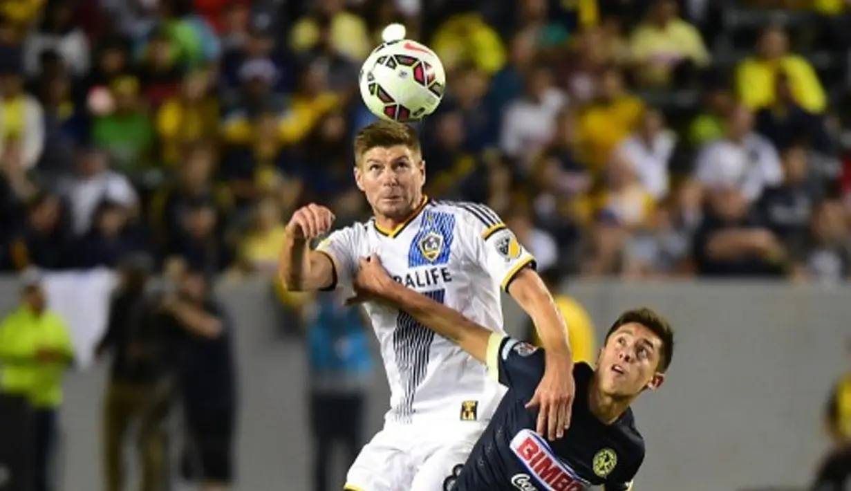 Steven Gerrard (kiri) berebut bola dengan Jose Daniel Guerrero. (AFP PHOTO/FREDERIC J. BROWN)