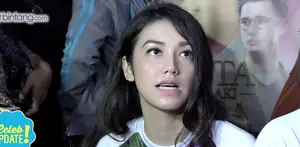 Velove Vexia menggunakan hijab saat bermain dalam film Cinta Laki-laki Biasa. Sebagai lawan mainnya, Deva Mahenra pun memuji kecantikan Velove saat berhijab.