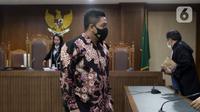 Mantan penyidik KPK, Stepanus Robin Pattuju (tengah) usai mengikuti sidang pembacaan putusan di Pengadilan Tipikor Jakarta, Rabu (12/1/2022). Stepanus Robin Pattuju divonis 11 tahun penjara dan denda Rp 500 juta terkait suap penanganan sejumlah kasus korupsi di KPK. (Liputan6.com/Helmi Fithriansyah)