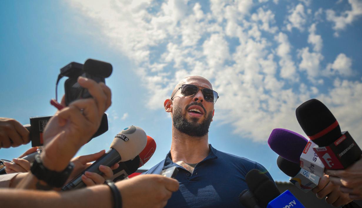 Keputusan di Pengadilan Banding Bukares datang setelah jaksa secara resmi mendakwa Tate yang berusia 36 tahun pada bulan Juni bersama dengan saudara laki-lakinya, Tristan, 34, dan dua wanita Rumania dalam kasus yang sama. (AP Photo/Alexandru Dobre)