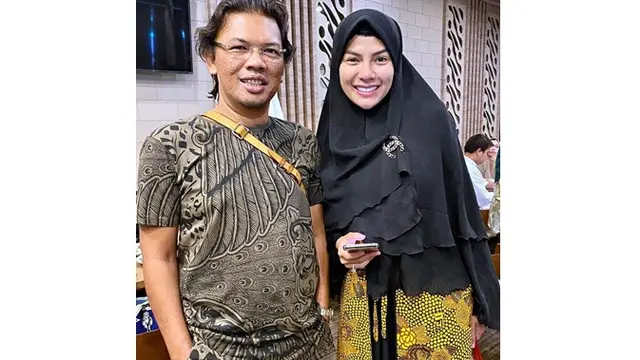 6 Potret Nikita Mirzani Umrah, Pertama Kali Ajak sang Anak