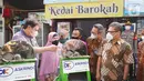 PT. Asuransi Kredit Indonesia (Askrindo), Anggota Holding Perusahaan Asuransi dan Penjaminan, Indonesia Finansial Grup (IFG) memberikan bantuan CSR kepada alumni program kartu prakerja berupa mesin pemarut singkong, showcase, kulkas, dan meja kursi di Kota Bogor. (Liputan6.com/HO/Askrindo)