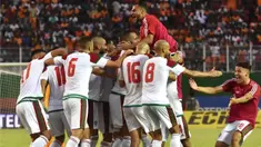 Para pemain Maroko merayakan kemenangan atas Pantai Gading pada Kualifikasi Piala Dunia 2018 di Stadion Félix Houphouët-Boigny, Abidjan, Sabtu (11/11/2017). Pantai Gading kalah 0-2 dari Maroko. (AFP/Issouf Sanogo)