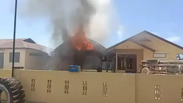 Warga bakar kantor polisi Muara Batang Gadis