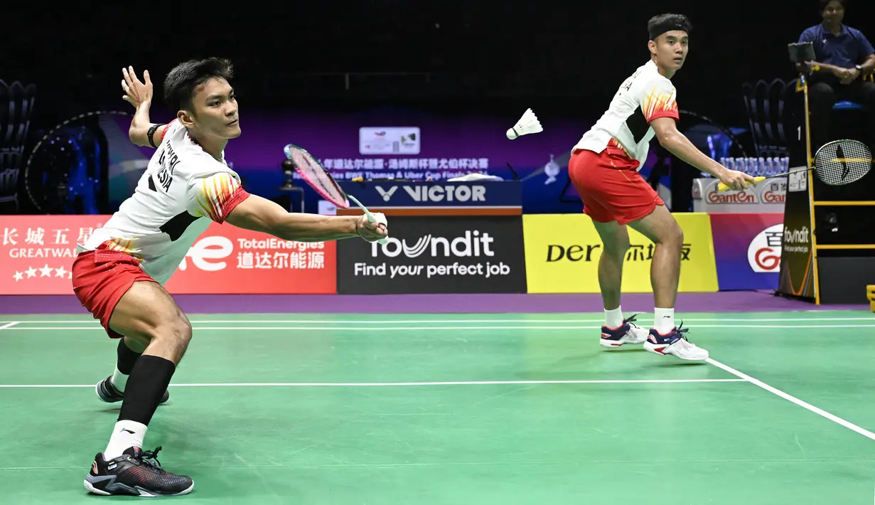 Pertandingan berlanjut dengan nomor ganda putra. Pasangan Muhammad Shohibul Fikri dan Bagas Maulana melawan He Ji Ting dan Ren Xiang Yu. (AFP/Wang Zhao)