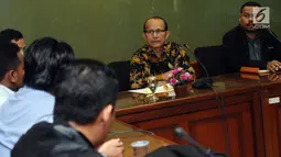 Pimpinan Komisi Yudisial, Maradaman Harahap (kedua kanan) saat menerima Aliansi Advokat Muda Indonesia di Jakarta, Kamis (18/5). AAMI memberi dukungan pengusutan dugaan pelanggaran kode etik Wakil Ketua Mahkamah Agung. (Liputan6.com/Helmi Fithriansyah)