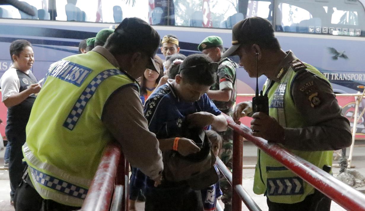 Suporter Aremania, diperiksa petugas keamanan sebelum masuk ke stadion. (Bola.com/Erwin Fitriansyah)