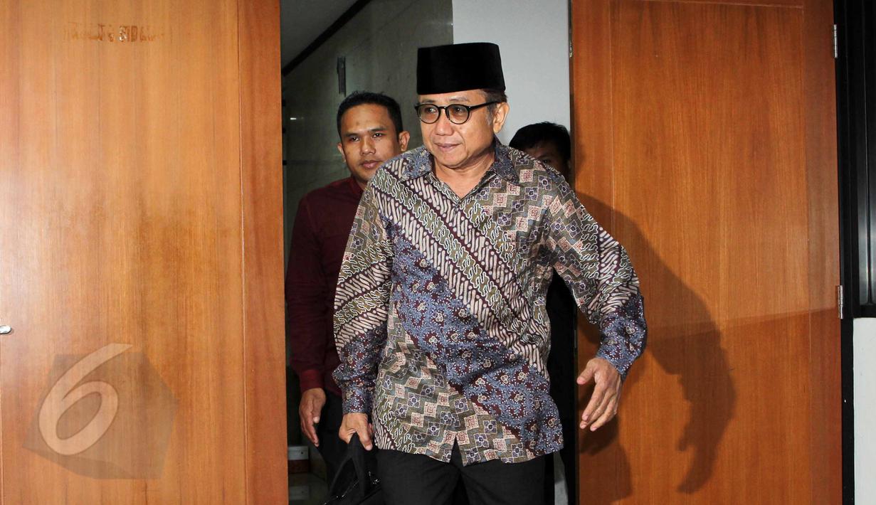 Terdakwa sekjen ESDM, Waryono Karno tiba untuk menjalani sidang lanjutan di Pengadilan TipIkor, Jakarta, Rabu (3/6/2015). Empat orang saksi dihadirkan diantaranya Dirjen Energi Baru dan Terbarukan Kementerian ESDM Rida Mulyana. (Liputan6.com/Helmi Afandi)