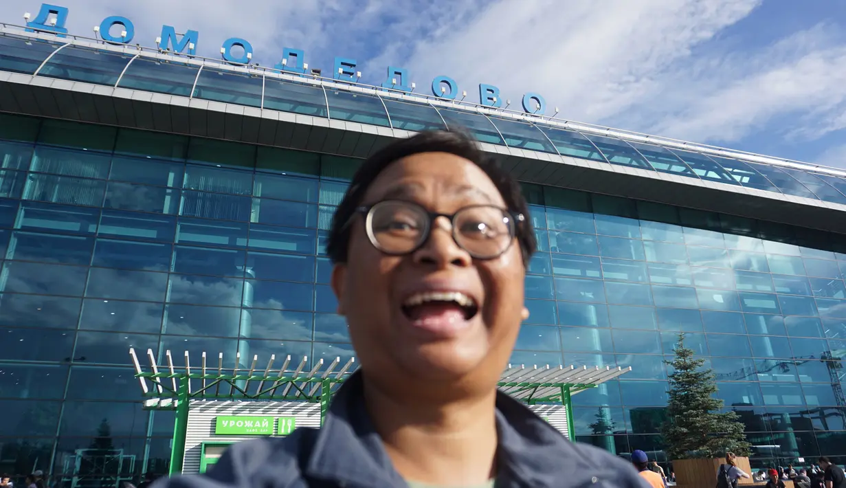 Akhirnya saya tiba di Bandara Domodedovo, Moskow, setelah menempuh perjalanan yang sangat melelahkan. Sudah tidak sabar untuk merasakan keseruan atmosfir Piala Dunia 2018. (Bola.com/Okie Prabhowo)