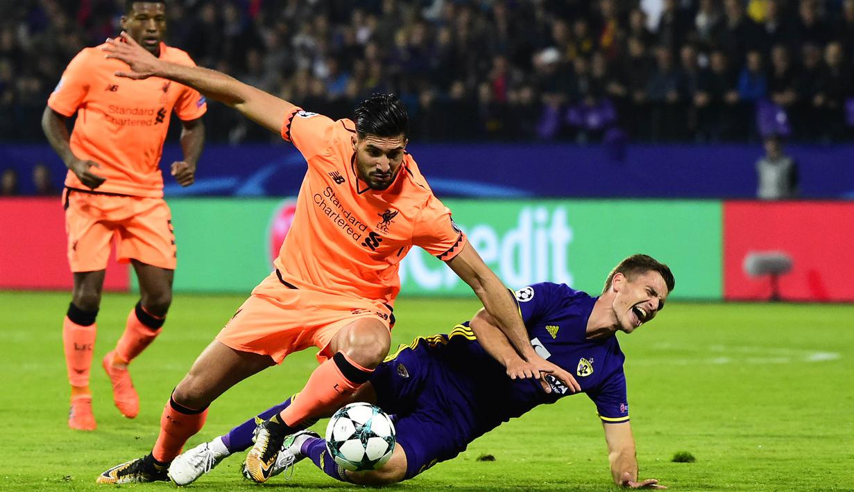 Gelandang Liverpool, Emre Can, berebut bola dengan gelandang Maribor, Blaz Vrhovec, pada laga Liga Champions di Stadion Ljudski Vrt, Maribor, Selasa (17/10/2017). Maribor kalah 0-7 dari Liverpool. (AFP/Jure Makovec)