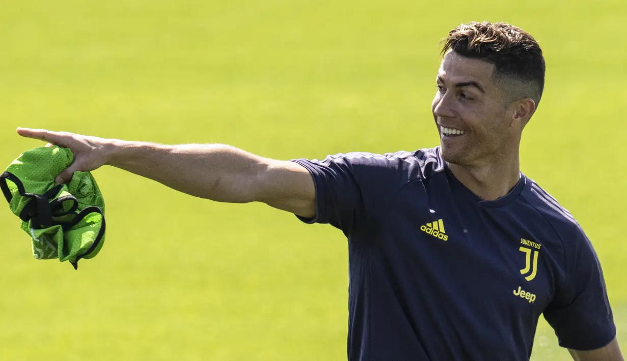Striker Juventus, Cristiano Ronaldo, saat sesi latihan jelang laga Liga Champions di Turin, Selasa (9/4). Juventus akan berhadapan dengan Ajax Amsterdam. (AFP/Marco Bertorello)