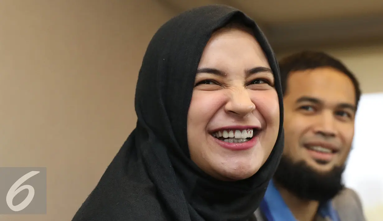 Shireen Sungkar memberikan keterangan saat jumpa pers lahiran anak kedua di RS Pondok Indah, Jakarta, Rabu (27/7). Anak kedua dari Shireen Sungkar dan Teuku Wisnu diberi nama Cut Hawa Medina Al Fatih. (Liputan6.com/Herman Zakharia)