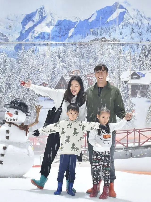 Penampilan Sederhana Lady Nayoan istri Rendy Kjaernett