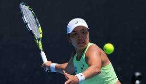 Janice Tjen harus mengakui keunggulan petenis Republik Ceko, Karolina Pliskova. Tampak dalam foto, petenis Indonesia, Janice Tjen melakukan pukulan forehand untuk mengembalikan bola ke Karolina Pliskova dari Republik Ceko selama pertandingan babak kedua tunggal putri turnamen tenis Australian Open 2026, di Melbourne, Kamis (22/1/2026). (AP Photo/Dar Yasin)