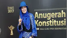 Gaya rocker ala Inka Christie saat hadiri  Anugerah Konstitusi Bagi Guru PPkn Berprestasi Se- Indonesia 2017 silam. Paduan antara hijab dengan sepatu boots warna hitam membuat ia semakin menawan (Liputan6.com/Instagram/@inka_christie99)