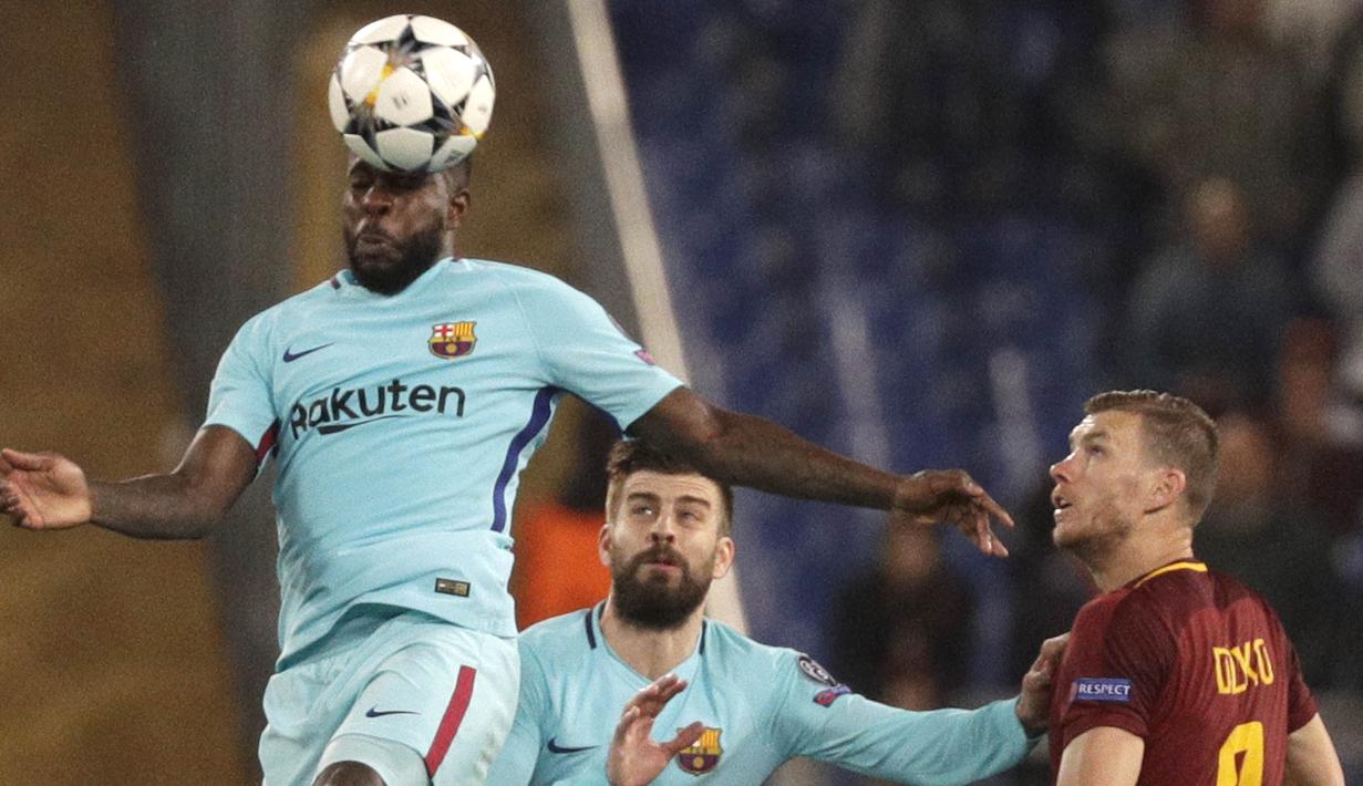 Bek Barcelona, Samuel Umtiti, menyundul bola saat melawan AS Roma pada laga leg kedua perempat final Liga Champions, di Stadion Olimpico, Selasa (10/4/2018). AS Roma menang 3-0 atas Barcelona. (AP/Gregorio Borgia)