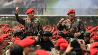  KSAD Jenderal TNI Mulyono (kiri) bersama Danjen Kopassus Mayjen TNI M Herindra dibopong pasukan baret merah usai upacara Penyematan Brevet Komando di Makopassus, Cijantung, Jakarta, Jumat (25/9/2015). (Liputan6.com/Helmi Fithriansyah)