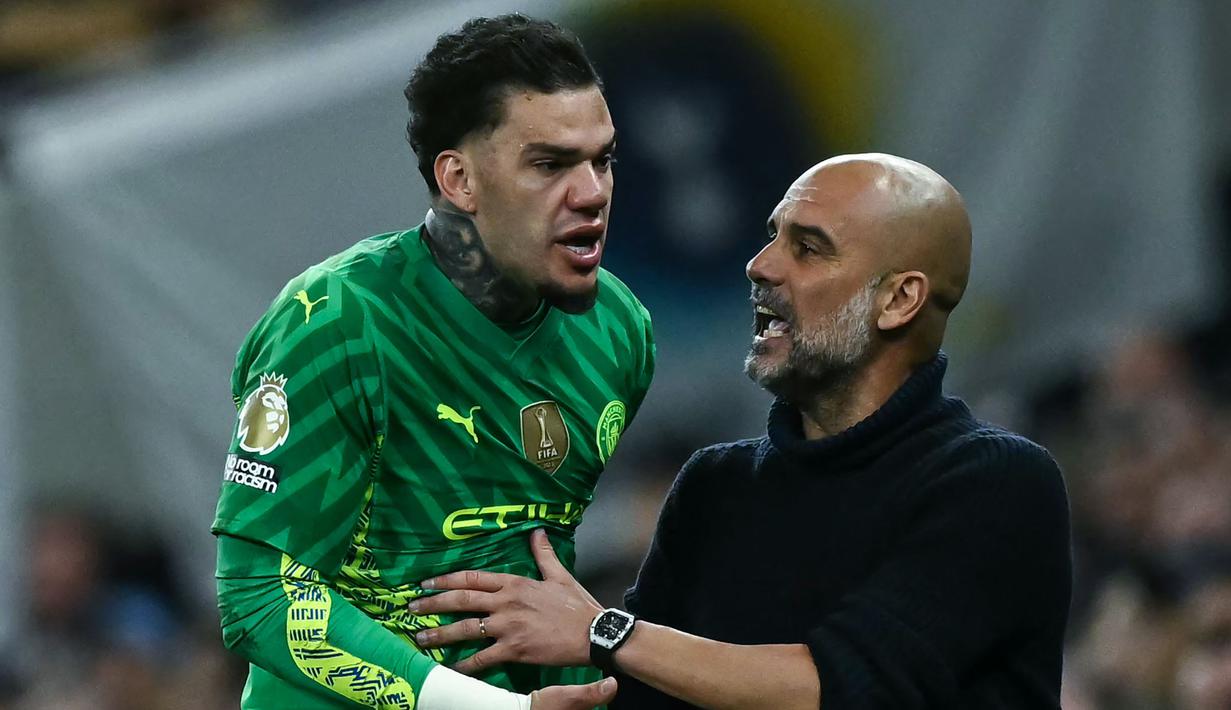 Kiper Manchester City, Ederson Moraes terlihat marah saat dirinya ditarik ke luar digantikan Stefan Ortega saat laga lanjutan Liga Inggris 2023/2024 melawan Tottenham Hotpsur di Tottenham Hotspur Stadium, London, Rabu (15/05/2024). (AFP/Ben Stansall)