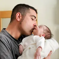 Menjadi ayah baru adalah momen yang tidak terlupakan. Kehadiran bayi di tengah keluarga membawa rasa haru, kebahagiaan, sekaligus tanggung jawab baru yang mungkin belum pernah dirasakan sebelumnya. (foto/dok: freepik/javi_indy)