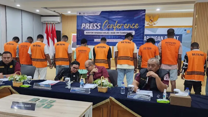 WNA asal Nigeria dsm Ghana Diamankan Tim Pora dari Kawasan PIK 2 Tangerang, Banten. (Kamis, 01/08/2024).