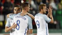 Pemain Inggris Harry Winks dan Jordan Henderson merayakan kemenangan atas Lithuania pada laga kualifikasi Piala Dunia di Stadion Vilnius, Minggu (8/10/2017). Inggris menang 1-0 atas Lithuania. (AP/Mindaugas Kulbis)