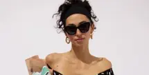 Koleksi Kate Spade kali ini mengedepankan gaya neo-klasik dengan sentuhan subversif diinterpretasikan dalam proporsi yang playful, menciptakan perpaduan feminitas yang effortless dengan subtle edge. Siluet yang relaxed (seperti loose-fitting jeans, shift dress, dan celana kargo) yang dipadukan item yang timeless (renda, eyelet, denim, dan tweed) menghasilkan persepsi baru terhadap everyday wear yang terasa &lsquo;mudah&rsquo; dan nyaman. [Kate Spade New York]