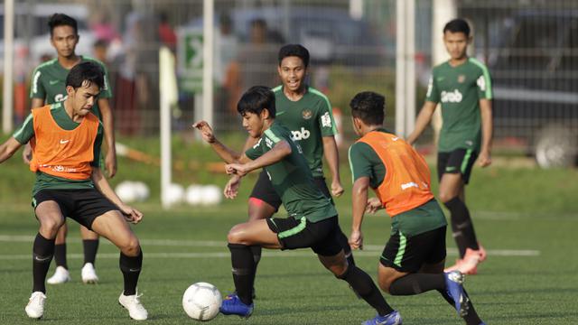 Pemain Timnas Indonesia U-22, Firza Andika, menggiring bola saat latihan. (Bola.com/M. Iqbal Ichsan)