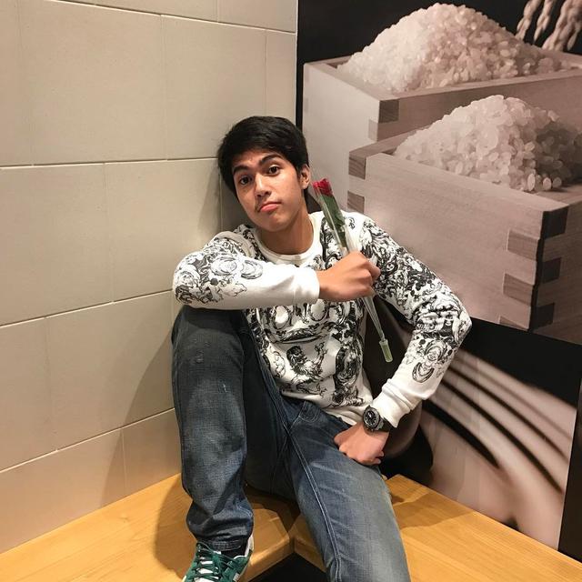 6 Pesona El Rumi dengan Rambut Gondrong, Makin Berkharisma