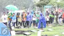 Jenazah aktris senior Shinta Muin saat tiba di Taman Pemakaman Umum Karet Bivak, Jakarta, Rabu (21/9). Aktris senior Shinta Muin meninggal dunia di usia 68 tahun. (Liputan6.com/Herman Zakharia)