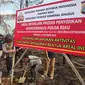 Penyidik Reskrimsus Polda Riau memasang plang di lahan perusahaan pembakar lahan karena memicu kabut asap. (Liputan6.com/M Syukur)