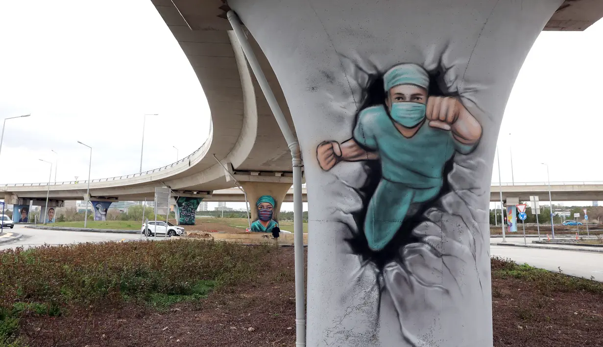 Kota Metropolitan Ankara telah menggunakan grafiti untuk melambangkan kerja dan dedikasi petugas kesehatan selama pandemi COVID-19 di wilayah Rumah Sakit Kota Ankara, Turki, 19 April 2021. (Adem ALTAN/AFP)