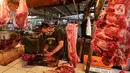 Pedagang memotong daging sapi di Pasar Kebayoran Lama, Jakarta, Sabtu (16/5/2020). Permintaan daging sapi jelang Idul Fitri meningkat hingga 50 persen daripada hari biasa  mengakibatkan harga naik dari rata-rata Rp100 ribu per kilogram menjadi Rp120 ribu per kilogram. (Liputan6.com/Johan Tallo)