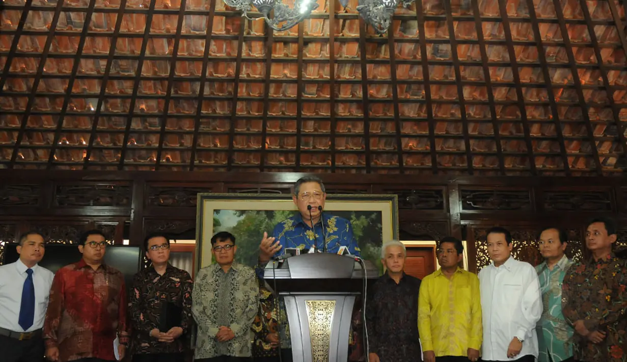 Presiden Susilo Bambang Yudhoyono bersama delegasi Koalisi Merah Putih memberikan keterangan pada sejumlah wartawan usai pertemuan di Puri Cikeas, Bogor, (2/9/2014). (Liputan6.com/Helmi Fithriansyah)