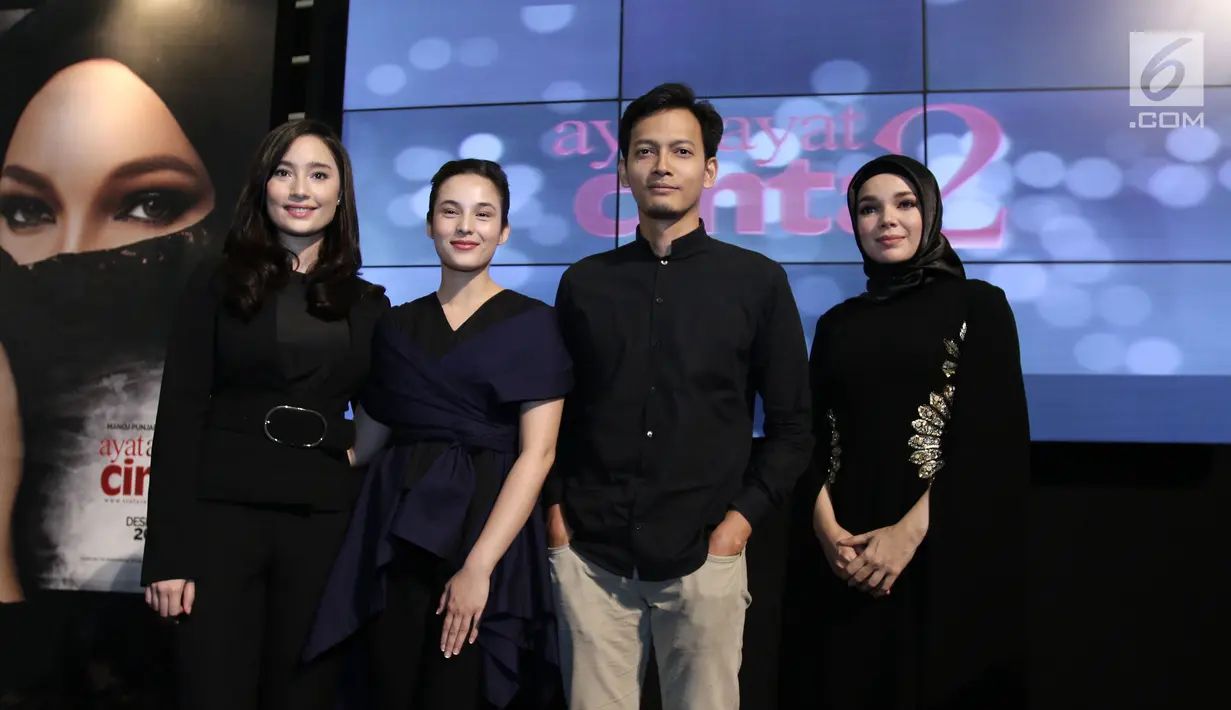 Pemain Ayat-Ayat Cinta 2 berpose usai jumpa pers di Senayan City, Jakarta, Jumat (7/7). Ayat-Ayat Cinta 2 memperkenalkan dua pemain baru yaitu Dewi Sandra dan Tatjana Saphira. (Liputan6.com/Herman Zakharia)