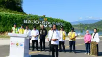 Presiden Joko Widodo atau Jokowi meresmikan Jalan Akses Labuan Bajo-Golo Mori, Kabupaten Manggarai Barat, Provinsi Nusa Tenggara Timur, Selasa (14/3/2023). (Setpres)