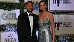 Pemain PSG, Neymar, didampingi sang kekasih, Bruna Marquezine, saat menghadiri acara amal untuk Institut Neymar Jr di Sao Paulo, Brasil, Kamis (19/7/2018). Bintang asal Brasil itu tampak menawan dengan balutan jas. (AFP/Nelson Almeida)