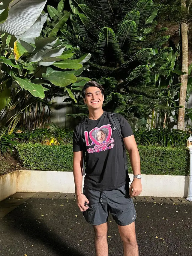 Jelang Valentine's Day 2023, Cinta Brian dan Junior Roberts pakai kaos bergambar Callista Arum serta Sandrinna Michelle (Foto: Instagram cinta_brian)
