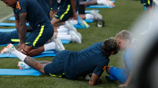 Momen Hangat Neymar Bersama Sang Anak di Sela Latihan