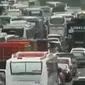 Simpang Cawang menuju Tol Jakarta-Cikampek terpantau macet. Sementara itu, korban angkot terbakar di Mogor masih dirawat.