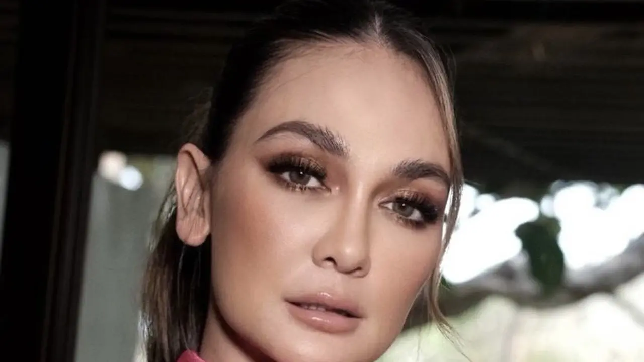 Luna Maya Tampil dengan Gaun Pink Saat Melihat Ariel Manggung