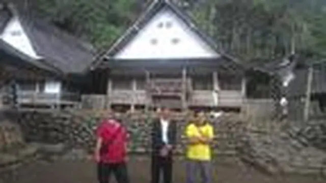 Beberapa pengunjung tengah menikmati suasana berlibur di Kampung Naga, Neglasari, Tasikmalaya, Jawa Barat